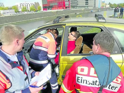 Gespielter Unfall – das Opfer wird geborgen.