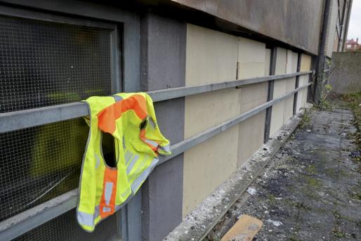 Die geborstenen Scheiben am Schulgebäude wurden von den Einsatzkräften notdürftig gesichert. Foto: Hans Nietner