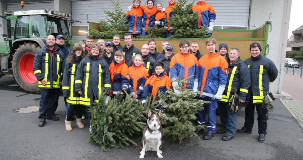 Diese 29 Helfer (Hündin Kiara ist inklusive) gehörten zu den insgesamt 40, die Weihnachtsbäume einsammelten. Foto: Maik Reuß Foto: Maik Reuß