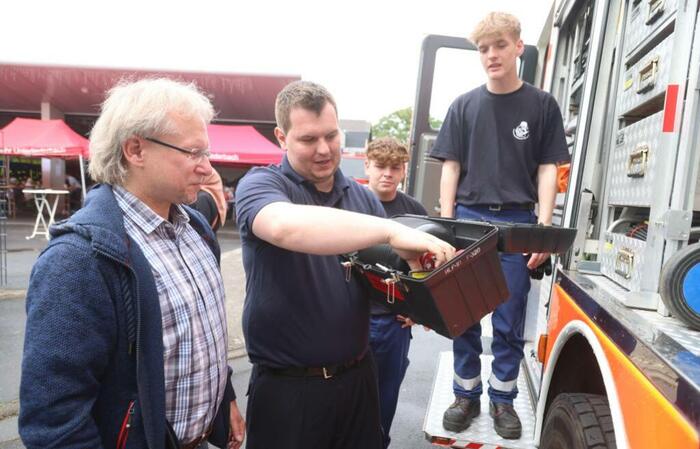 Andreas Münch lässt sich von Arthur Chamboncel das Gully-Ei zeigen, beobachtet von Luc und Luca von der Jugendfeuerwehr. FOTOs: maik reuss