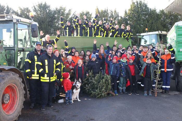 Mit zwei Traktoren samt Anhängern sind die Christbäume am Samstag in den Unterliederbacher Vierteln westlich der Königsteiner Straße von Mitgliedern der Mini- und Jugendfeuerwehr eingesammelt worden. FOTO: Maik Reuß