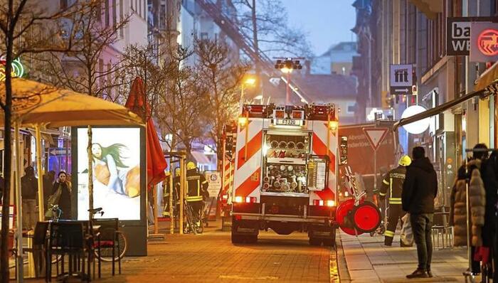 Mitten auf der Höchster Fußgängerzone rücken die Brandlöscher an – Passanten verfolgen den Einsatz vor dem Woolworth-Kaufhaus. ©&nbsp;5vision.de