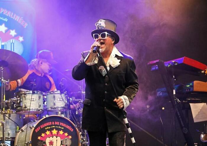 „Roy Hammer & die Pralinées“, hier beim „Sossenheim Open Air“, machen am Samstag in Unterliederbach bei der Feuerwehr ordentlich Stimmung. © Maik Reuß