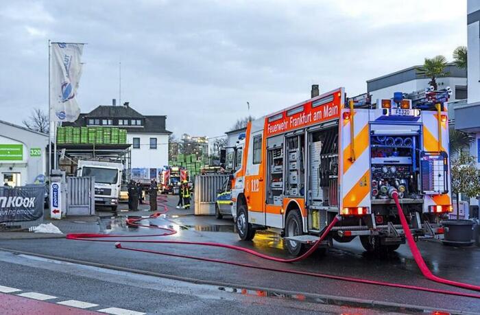 Am Sonntag ist wegen eines Einsatzes in einer Werkstatt die Pfaffenwiese kurzzeitig voll gesperrt worden. © 5vision.news